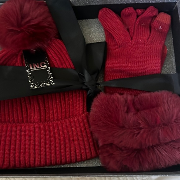 🎄Firm Price🎄IN.C.
INTERNATIONAL CONCEPTS
Beanie Hat & Gloves Set RED NEW - Picture 2 of 11